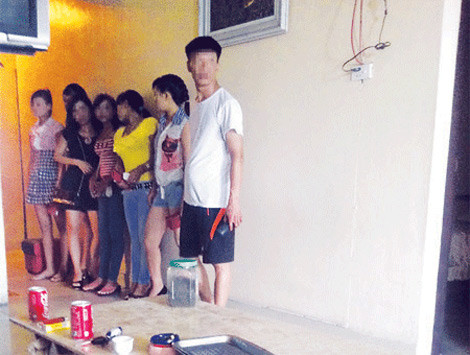 ''Cò mồi'' dẫn gái bán dâm cho khách "xem hàng" tại một nhà nghỉ ở Đồ Sơn (chụp ngày 7/7/2013). Ảnh: Việt Hòa