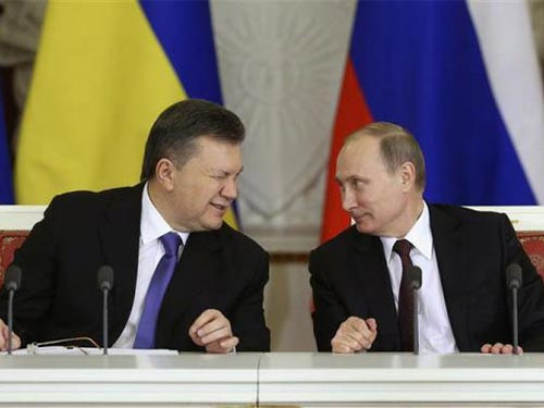 Tổng thống Ukraine Viktor Yanukovich (trái) và Tổng thống Nga Vladimir Putin tại cuộc gặp hôm 17-12.