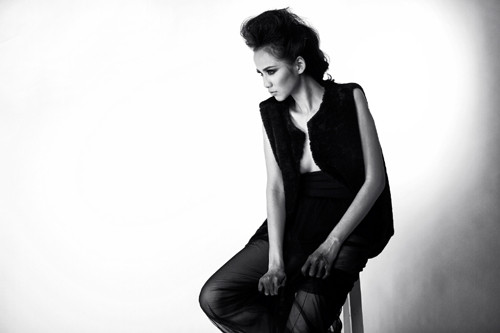 Những trang phục nhẹ nhàng, ngọt ngào được thay thế bằng trang phục Nam của Number 5 by Dong Nguyen theo phong các Unisex xuyên thấu đặc trưng của xu hướng thời trang Thu Đông 2013.