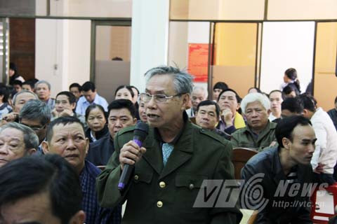 Cử tri Lê Du Kiếm (phường Hòa Cường Bắc, quận Hải Châu) ý kiến tại buổi tiếp xúc.