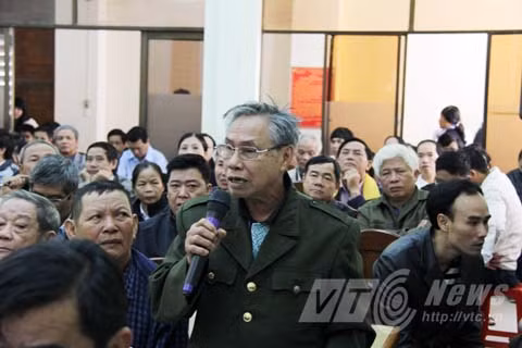 Cử tri Lê Du Kiếm (phường Hòa Cường Bắc, quận Hải Châu) ý kiến tại buổi tiếp xúc.