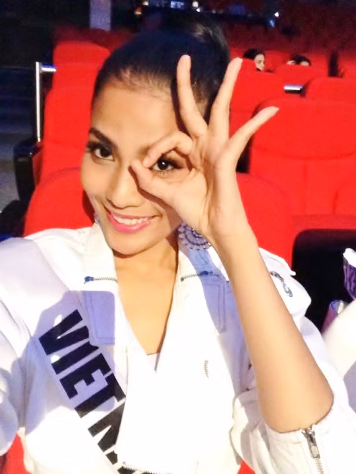 Cô tạo dáng nhí nhảnh trước ống kính