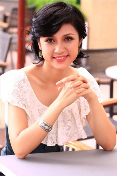 Sau mối tình với Phạm Huy Phước, Việt Trinh lại rơi vào lưới tính với một đại gia khác là Trần Văn Giao. Tuy nhiên mối tình này cũng kết thúc tương tự khi đại gia siêu lừa đảo này cũng vướng vào vòng lao lý. Sau những sóng gió liên tiếp trong chuyện tình cảm, Việt Trinh đã lui vào ở ẩn.