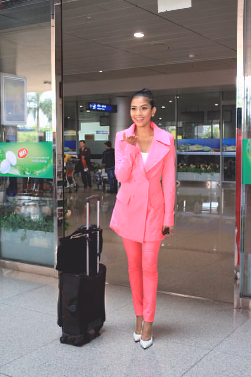 Cô gửi nụ hôn gió đến fan hâm mộ