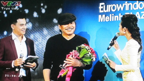 Nhạc sĩ Trần Tiến trên sân khấu Bài hát yêu thích nhận giải thưởng Bài hát yêu thích tháng 11.