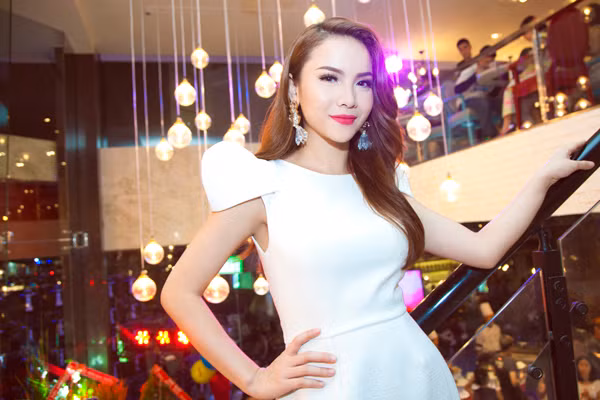 Với việc chuẩn bị chu đáo cho tiết mục của mình, ca sĩ Yến Trang hứa hẹn sẽ mang đến những vũ đạo đẹp mắt cũng như phần trình diễn đầy lôi cuốn trên sân khấu Got to dance - Vũ điệu đam mê.