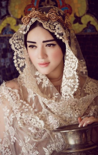 Nhiều lời đồn đoán có sự thay đổi ngoạn mục này là do Lý Nhã Kỳ thay đổi stylist. Tuy nhiên đại diện của Cựu đại sứ đã lên tiếng phủ nhận.