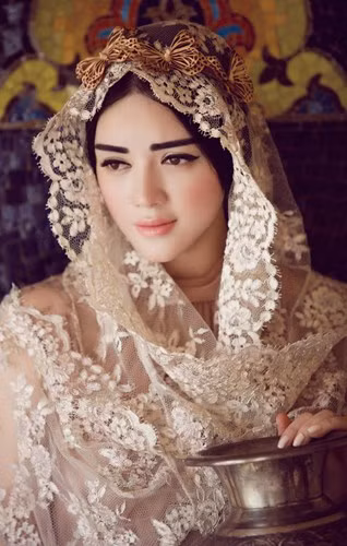 Nhiều lời đồn đoán có sự thay đổi ngoạn mục này là do Lý Nhã Kỳ thay đổi stylist. Tuy nhiên đại diện của Cựu đại sứ đã lên tiếng phủ nhận.