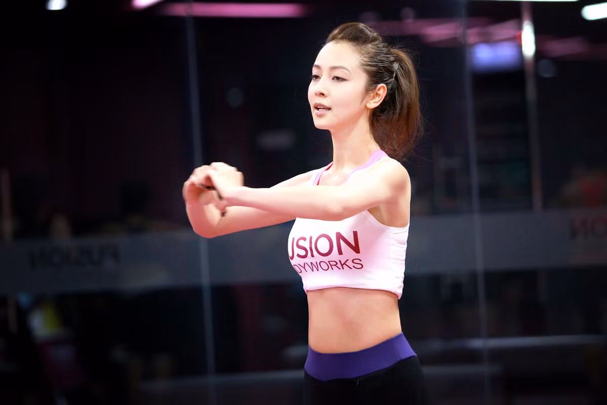 Các bài tập thời gian đầu chủ yếu là các động tác nhẹ nhàng. Ngoài ra cô còn tham gia thêm lớp Yoga, Pilates.