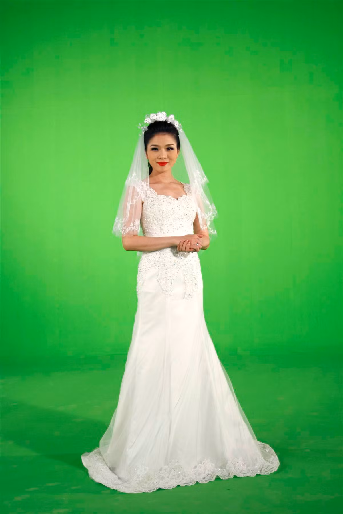 “Có một điều mà quý vị không hề biết, Lệ Quyên là một người vô cùng nhút nhát, bản thân Hưng ngày xưa đã nhiều lần thuyết phục Lệ Quyên vào Sài Gòn một chuyến, nhưng mãi tận 4,5 năm sau Lệ Quyên mới vào. Kể cả show diễn cũng vậy, một liveshow Hưng đã hối thúc Lệ Quyên rất nhiều năm nay nhưng có lẽ chính là cái duyên và thời điểm chín mùi chính là lần này" - Đàm Vĩnh Hưng chia sẻ về "cô dâu" Lệ Quyên.