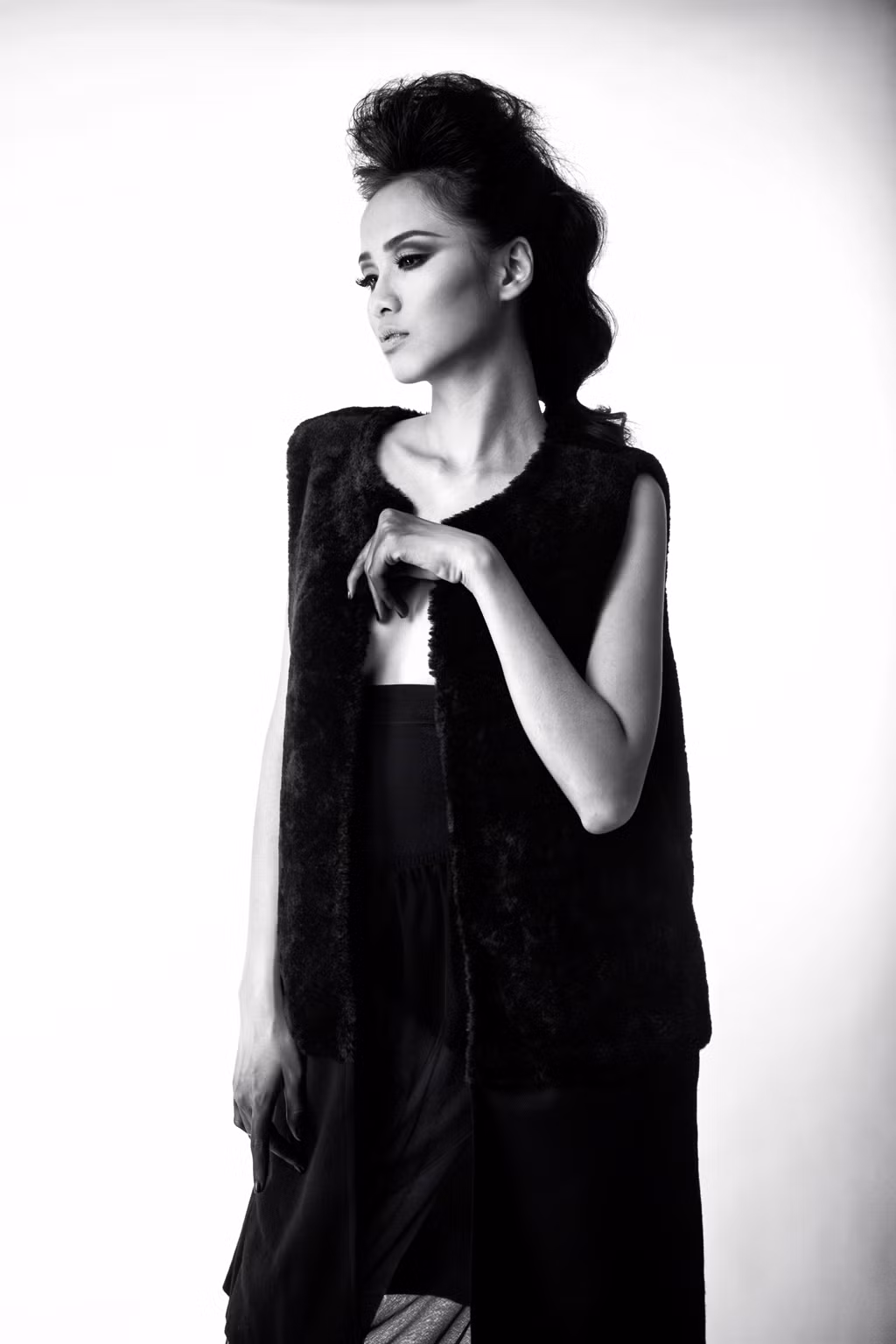 Lạnh lùng, cá tính và đầy cảm xúc là tất cả những gì công chúng có thể tìm thấy trong bộ hình mới của Diễm Hương.