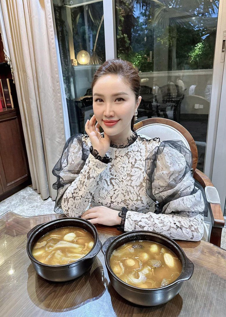 Điều này có thể lý giải từ việc nữ ca sĩ ngoài ăn uống, dưỡng da từ bên trong thì cô cũng thường xuyên đi spa, tìm đến các liệu pháp, can thiệp y tế để giữ mãi vẻ đẹp.