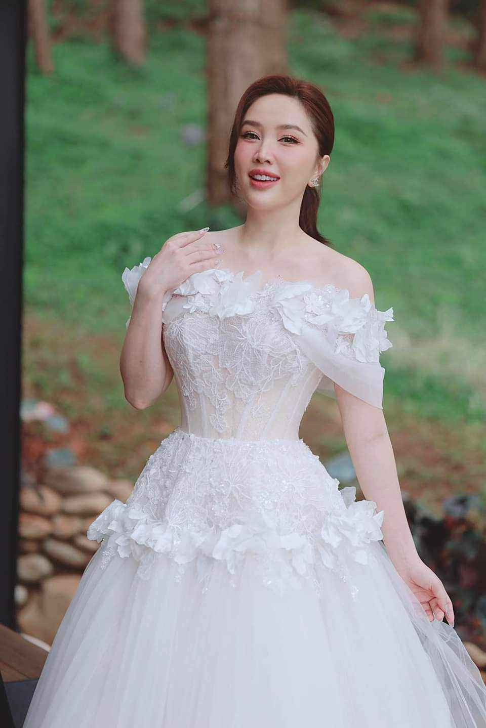 Bằng chứng là mới đây, khi cho ra mắt MV mới sau 4 năm "im hơi lặng tiếng", nữ ca sĩ vẫn nhận được chú ý ở công chúng. Đáng nói có nhiều lời khen có cánh dành cho bà mẹ 1 con, không hiểu thế nào sau quãng thời gian đó, cô không chỉ đẹp mà trông còn trẻ trung, nhuận sắc hơn xưa.