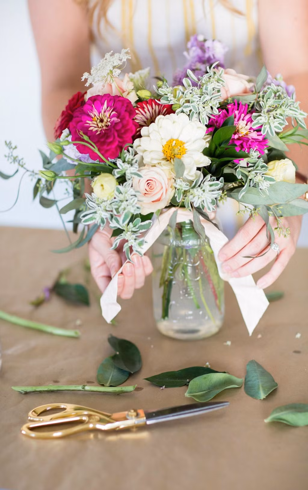 Vai buoc don gian de co binh hoa dep de trang tri nha-Hinh-5