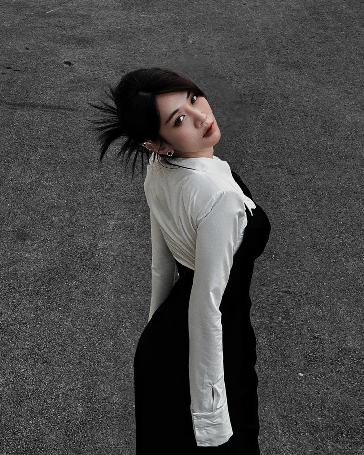 Mặc dù đã “kín cổng cao tường” hơn so với trước đây, nhưng set trang phục mới vẫn không che giấu được những đường cong trứ danh của cô, nên thân hình đồng hồ cát vẫn được khoe trọn một cách đầy khéo léo với ba vòng đáng mơ ước.