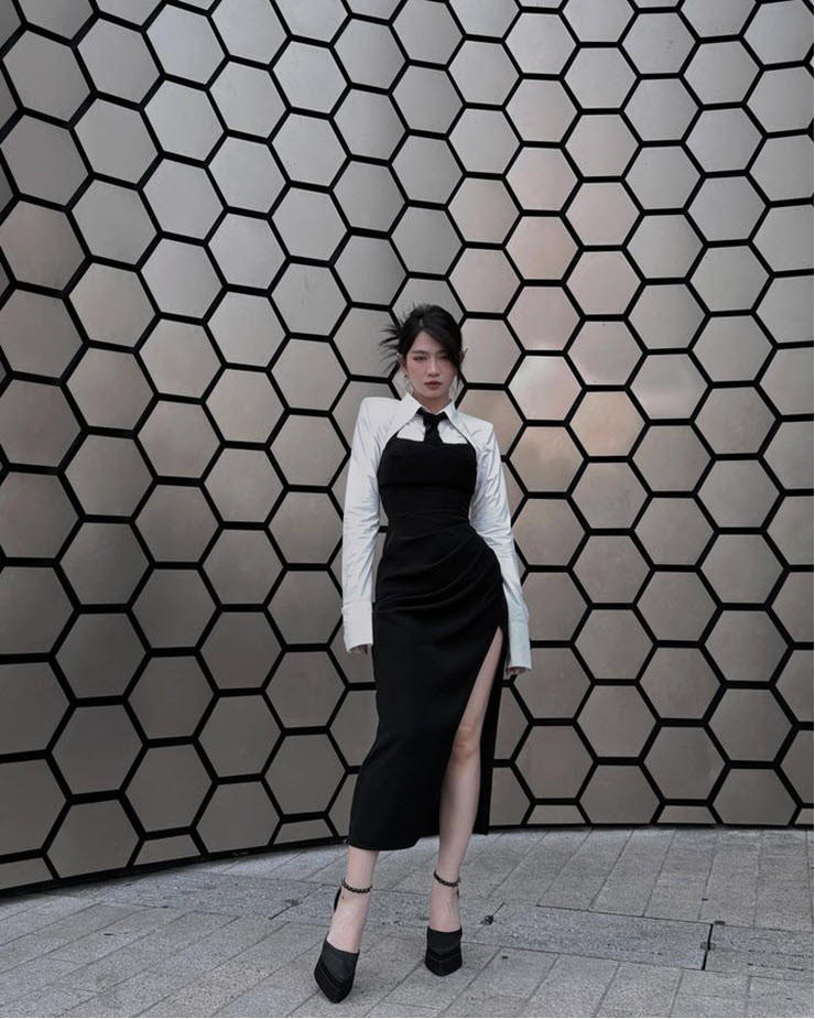 Vòng eo con kiến đáng mê của Lê Bống.