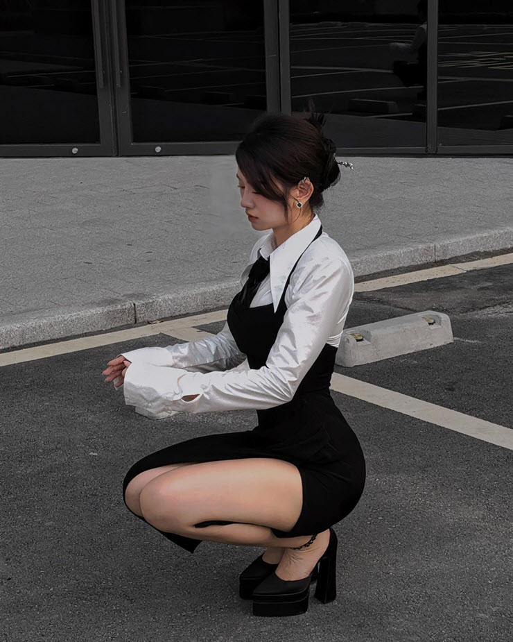 Loạt ảnh với phong cách mới lạ của nữ TikToker đã nhanh chóng thu hút hơn 11,4 nghìn lượt yêu thích trên mạng xã hội Instagram. Cùng ngắm nhìn nhan sắc và vóc dáng nóng bỏng của nữ TikToker nổi tiếng hàng đầu hiện nay nhé.