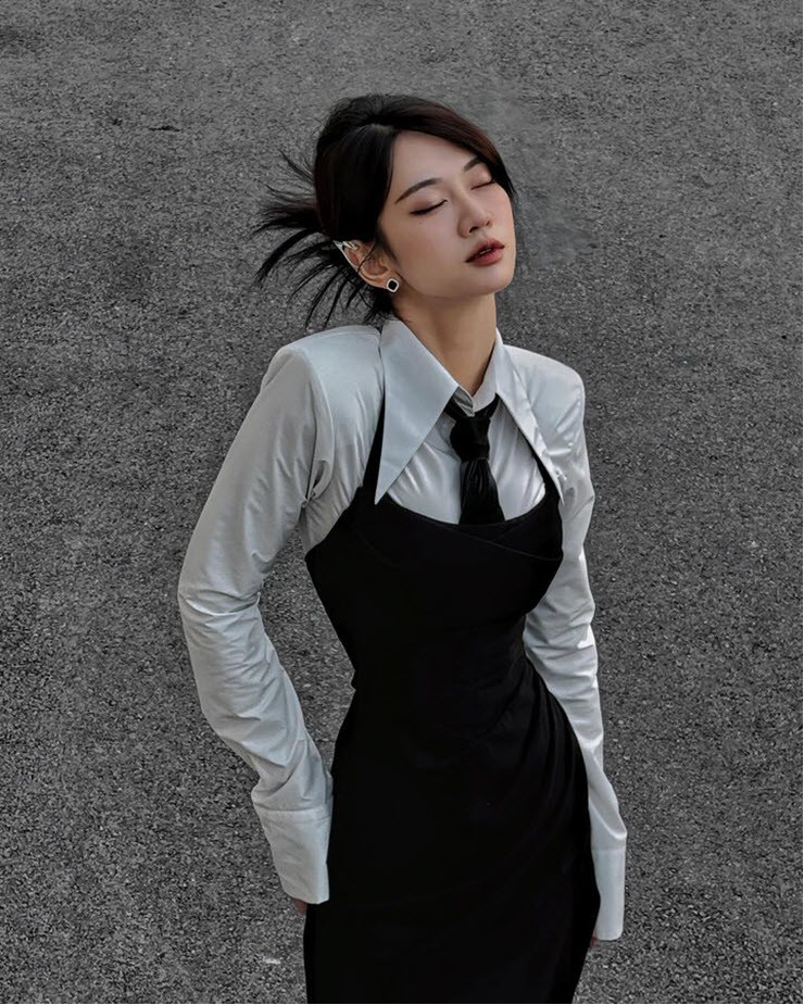 Nhưng mới đây, cô nàng sinh năm 1995 này bất ngờ thay đổi phong cách trong loạt ảnh mới đăng tải trên Instagram. Không còn hở bạo hay khoe thân lộ liễu, Lê Bống đã xuất hiện trong bộ trang phục trắng đen vô cùng kín đáo và nền nã. Bên cạnh đó, nhan sắc xinh đẹp vốn dĩ và thần thái ngút ngàn của cô cũng thu hút rất nhiều sự chú ý của cộng đồng mạng.