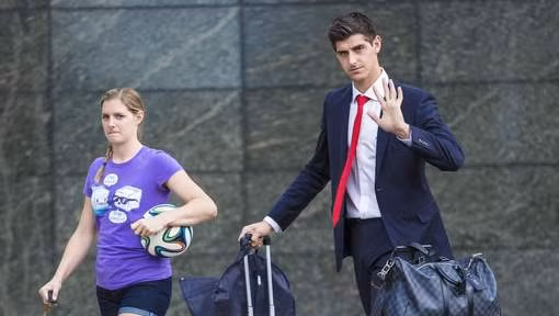 Valerie Courtois đang là cái tên được tìm kiếm rất nhiều trên các trang mạng thể thao sau khi thủ môn trẻ đang chơi cho Chelsea là Thibaut Courtois chia sẻ lên Twitter của mình mới đây: "Xin chúc mừng chị gái và Belgian Yellow Tigers vì có mặt tại vòng #FIVBWomensWCH".