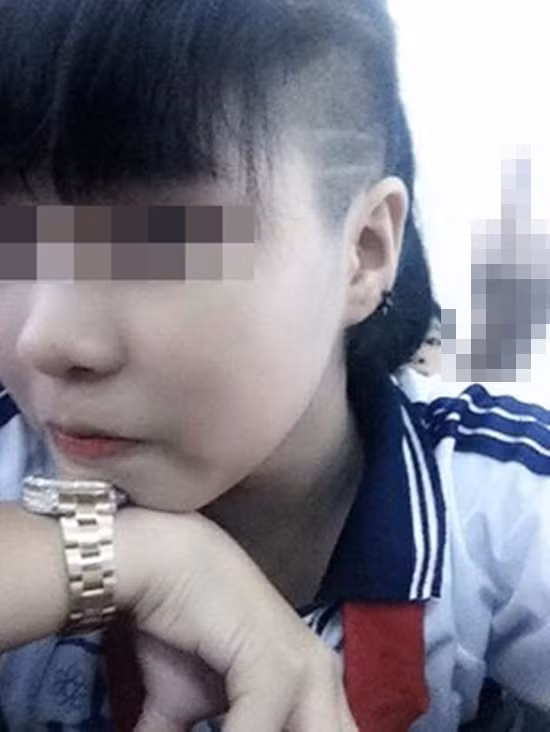 Rất nhiều người sau khi nhìn thấy mái đầu của Ng. đã "lắc đầu lè lưỡi", chê bai thái độ của một nữ sinh cấp hai vi phạm nội quy nhà trường, tạo hình ảnh không phù hợp với tuổi học sinh. Ng. bị chỉ trích nhiều là đú đởn, thiếu suy nghĩ và bặm trợn khi để kiểu đầu hầm hố này đến trường học.