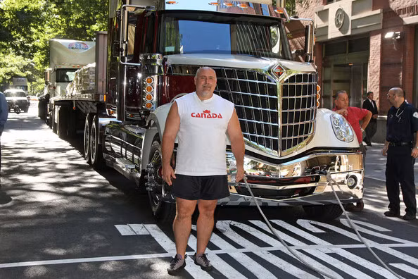 Rất chăm chỉ tập luyện cơ bắp, sức bền... Kevin Fast khiến rất nhiều chàng trai trẻ phải trầm trồ, ngưỡng mộ bởi sức mạnh phi thường.