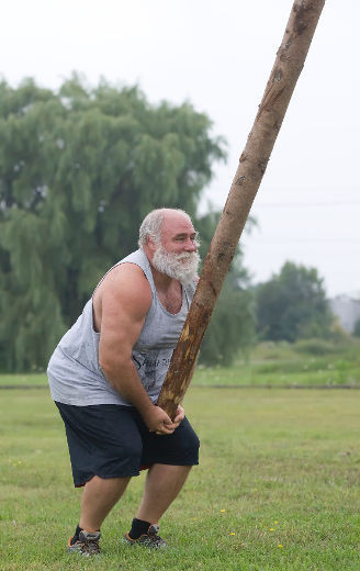 Ngoài tập luyện, Kevin còn rất thích chơi những trò chơi yêu cầu thể lực, sức bền cao. Theo Mirror, Kevin cho biết hầu hết ai cũng ngạc nhiên về khả năng của ông bởi những vị linh mục thường là những người nhỏ bé và có chút yếu đuối.