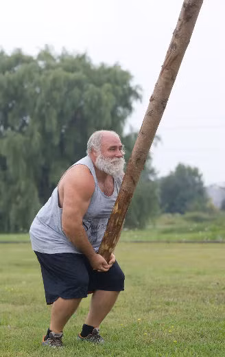 Ngoài tập luyện, Kevin còn rất thích chơi những trò chơi yêu cầu thể lực, sức bền cao. Theo Mirror, Kevin cho biết hầu hết ai cũng ngạc nhiên về khả năng của ông bởi những vị linh mục thường là những người nhỏ bé và có chút yếu đuối.