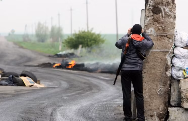 Một người lính tự vệ đang đứng cảnh giới trên một đoạn đường ở Slavyansk.