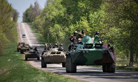 Xe bọc thép BTR-80 của quân đội rầm rập tiến vào thành phố.