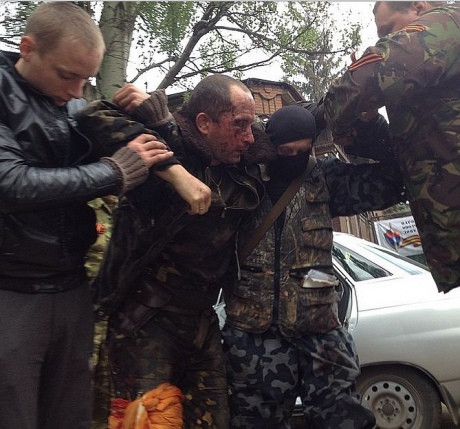 Theo phương tiện truyền thông Nga thì trong chiến dịch, 4 trực thăng (gồm có 3 chiếc Mi-24) của Quân đội Ukraine đã bị bắn hạ. Trong ảnh, một phi công của quân đội Ukraine bị thương nặng sau khi dân quân Slavyansk bắn rơi chiếc Mi-24 người này lái. Ảnh do phóng viên Nga Oleksandr Kots chụp