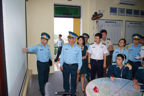Đoàn cán bộ Singapore thăm sở chỉ huy huấn luyện.