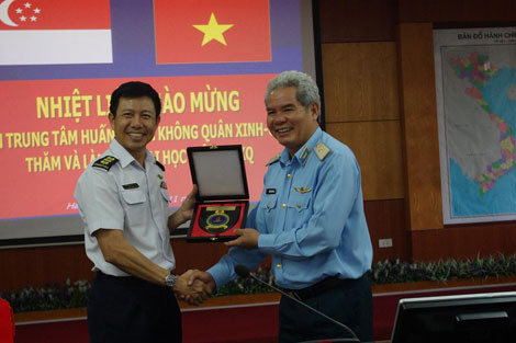 Lãnh đạo Học viên tặng quà lưu niệm cho trưởng đoàn Singapore.