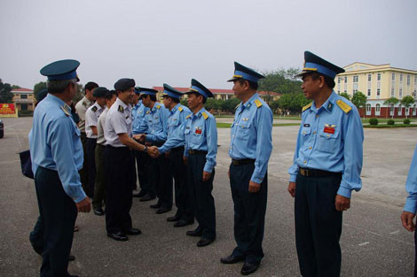 Đoàn Singapore bắt tay xã giao cán bộ Học viện Phòng không - Không quân.