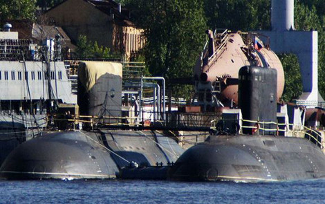 Tàu ngầm Kilo HQ-182 Hà Nội (ngoài) và tàu ngầm HQ-184 Hải Phòng (trong).