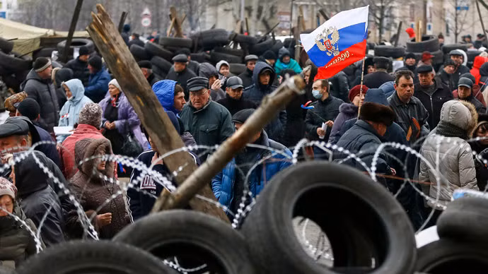 Người biểu tình ủng hộ Nga tập trung trước hàng rào chướng ngại vật bên tòa nhà chính quyền thành phố Donetsk hôm 11/4.