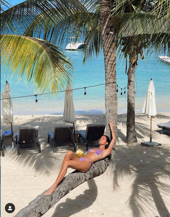 Sở hữu sắc vóc nóng bỏng nhưng chân dài 8x khiến nhiều chàng trai phải thất vọng vì cô là hoa đã có chủ. 