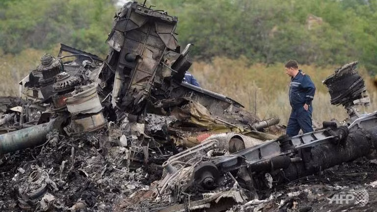 Các nhân viên cứu hộ dang làm nhiệm vụ ở hiện trường máy bay rơi.