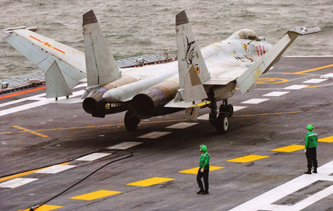 Tiêm kích hạm J-15 gấp gọn cánh sau khi hạ cánh thành công.
