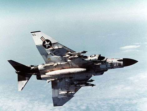 F-4 có thể mang tên lửa không đối không tầm ngắn AIM-9 và tầm trung AIM-7 Sparrow.