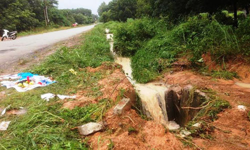 Cống nước trên đường DH409, nơi xảy ra vụ tai nạn thương tâm làm cháu Mạnh thiệt mạng.