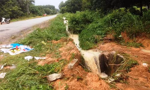 Cống nước trên đường DH409, nơi xảy ra vụ tai nạn thương tâm làm cháu Mạnh thiệt mạng.