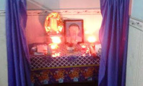 Bàn thờ và di ảnh cháu Lê Văn Mạnh.