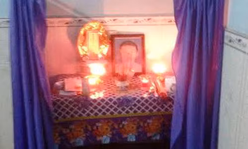 Bàn thờ và di ảnh cháu Lê Văn Mạnh.