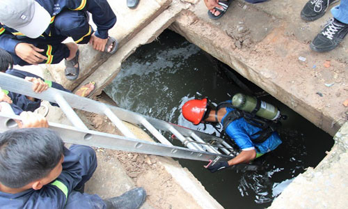 Người nhái thuộc lực lượng CH-CN Sở cảnh sát PCCC tỉnh Bình Dương đang tích cực tìm kiếm cháu La Văn Tỷ bị nước cuốn trôi trong cơn mưa lớn từ chiều qua (6/9) Ảnh Bá Sơn.