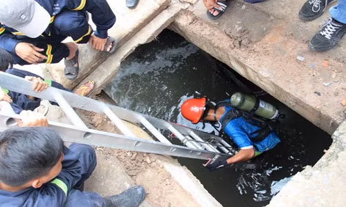 Người nhái thuộc lực lượng CH-CN Sở cảnh sát PCCC tỉnh Bình Dương đang tích cực tìm kiếm cháu La Văn Tỷ bị nước cuốn trôi trong cơn mưa lớn từ chiều qua (6/9) Ảnh Bá Sơn.