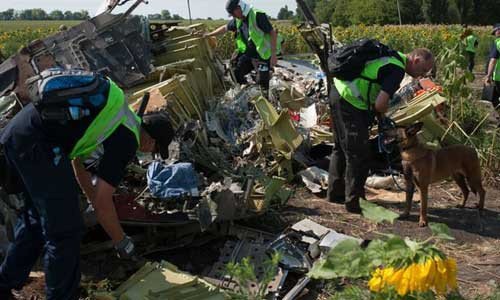 Các chuyên gia từ Malaysia, Hà Lan, Australia kiểm tra các mảnh vỡ của máy bay MH17 ngày 5/8.