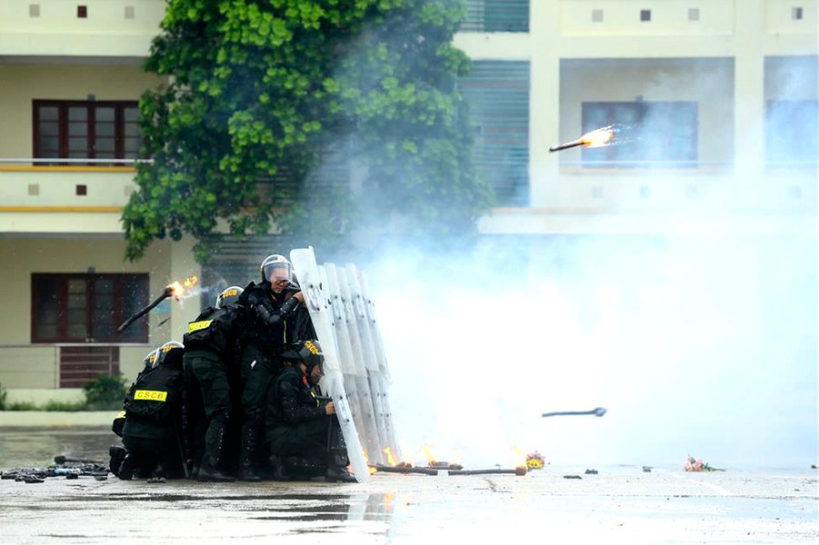 Với sự chủ động, linh hoạt, nhanh nhẹn các sỹ quan bảo vệ nhanh chóng xử lý tình huống bảo đảm an toàn.