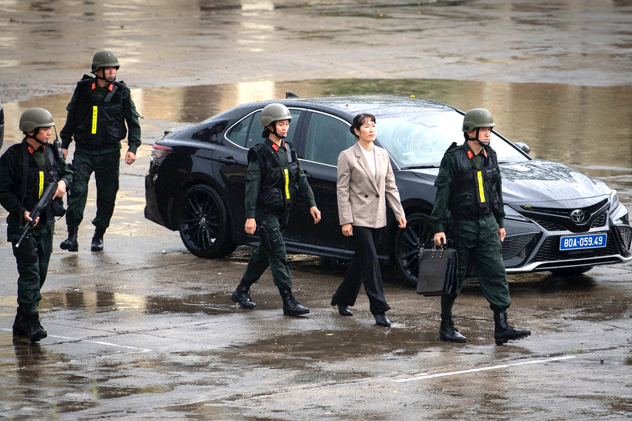 Tình huống giả định tại lễ tổng kết Khóa huấn luyện VNFPU-1, các chiến sĩ nhận được nhiệm vụ triển khai lực lượng hộ tống, bảo vệ lãnh đạo của Liên hợp quốc đến thăm và trao quà cứu trợ. Khi yếu nhân phát biểu trước người dân, các chiến sĩ triển khai đội hình bảo vệ xung quanh.