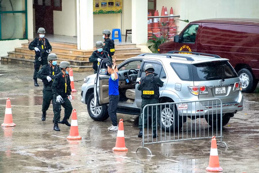 Để chủ động bảo vệ lãnh đạo và đoàn xe vận chuyển hàng đặc biệt, lực lượng tại trạm kiểm soát tiến hành kiểm tra hành chính đối với người đi bộ, người điều khiển mô tô và ô tô.