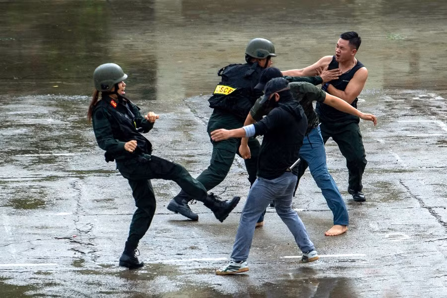 VNFPU-1 sử dụng võ thuật hạ gục các đối tượng lợi dụng đám đông để tấn công yếu nhân.